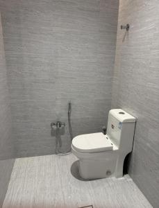 une salle de bain avec toilettes et douche dans l'établissement شقة Vip عائلية وصول ذاتي, à Hafr Al Baten