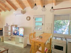 a living room with a table and a television at La esmeralda verde in Villa Ventana +5 photos