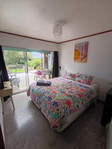 旺阿雷The Grays的卧室里有一张床，床上铺着色彩鲜艳的被子