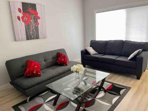 ein Wohnzimmer mit einer Couch und einem Couchtisch in der Unterkunft Havilah's Place Regina in Regina + 13 Fotos