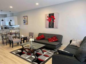 ein Wohnzimmer mit Sofa und Tisch in der Unterkunft Havilah's Place Regina in Regina