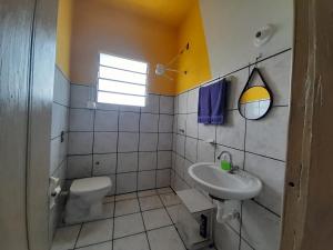 Et badeværelse på Hospedagem CasAdobe Hostel Pirapora MG