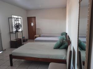 En eller flere senge i et værelse på Hospedagem CasAdobe Hostel Pirapora MG