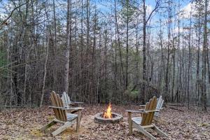 due sedie e un focolare nel bosco di Mountain Cabin Fireplace Views Fire Pit a Sautee Nacoochee