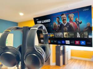 Et tv og/eller underholdning på Private Studio - 5 Min to DT - Self Check-In - 75 Inch TV + 15 billeder