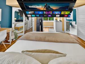 En eller flere senge i et værelse på Private Studio - 5 Min to DT - Self Check-In - 75 Inch TV