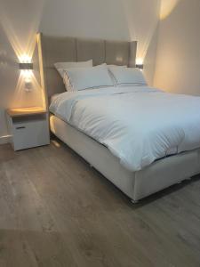 Giường trong phòng chung tại LILAS HOUSE Appart 1