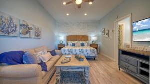 ein Wohnzimmer mit Sofa und Bett in der Unterkunft 2 Units Beach Boardwalk Pool Pickleball Tennis Island Retreat Complex in Port Aransas