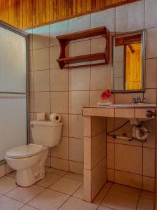 un bagno con un water e un lavandino di Hotel El Atardecer a Monteverde Costa Rica