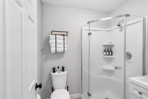 Een badkamer bij Modern Luxury in Tremont - 6Bed 3bath Fee parking +66 foto's