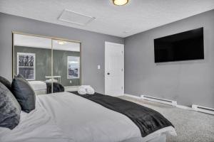 Een TV en/of entertainmentcenter bij Modern Luxury in Tremont - 6Bed 3bath Fee parking
