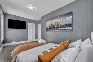 Een bed of bedden in een kamer bij Modern Luxury in Tremont - 6Bed 3bath Fee parking