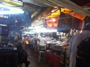 un gruppo di persone che si trovano in un mercato di Smile Society a Bangkok