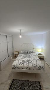 En eller flere senge i et værelse på יחידת דיור חדשה עם גינה ומקלט - היחידה בגליל