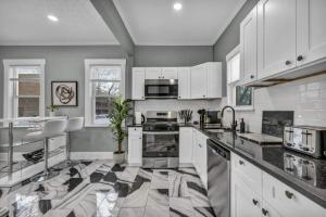 Een keuken of kitchenette bij Modern Luxury in Tremont - 6Bed 3bath Fee parking