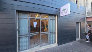 Jerusalem View Hotel في القدس: واجهة متجر بأبواب زجاجية وطفل يقف في الخارج