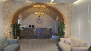 Jerusalem View Hotel في القدس: ردهة ذات مدخل مقوس وبداخلها بار