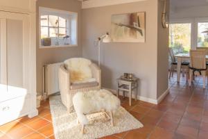 a living room with two chairs and a table at Foftein in Borgsum