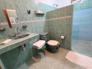 une salle de bains avec toilettes, lavabo et douche dans l'établissement GalHaus, à Bacalar 71 autres photos