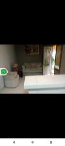 een woonkamer met een bank en een tafel bij quarto com colchao chao in Chapada dos Guimarães