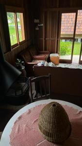 een woonkamer met een tafel en een bank bij Casa de campo in Passo De Torres