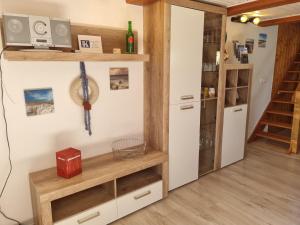 una piccola cucina con frigorifero e mensola di Ferienhaus "Trojan" a Zierow Altre 8 foto