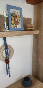 uno scaffale con un quadro e un giocattolo a forma di uccello sopra di Ferienhaus "Trojan" a Zierow