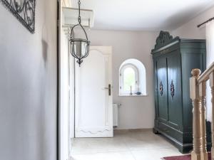 un corridoio con un mobiletto verde accanto a una porta di De Utkieker a Witzwort