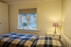 una camera da letto con un letto e una finestra di Lykke a Boldixum