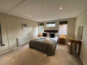 En eller flere senge i et værelse på Duet Lodge