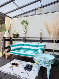 een patio met een bank en een tafel bij IMARI HOUSE shachihoko イマリハウス しゃちほこ in Imari