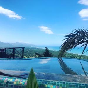 una piscina con vista sull'oceano di Puerto Alto Hostel a Santa Marta