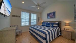 En eller flere senge i et værelse på A Crazy Beach by AvantStay Steps to Old Town