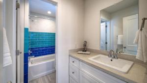 Et badeværelse på A Crazy Beach by AvantStay Steps to Old Town + 38 billeder