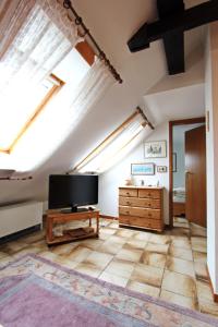 a living room with a flat screen tv and skylights at Lachmöwe in Hörnum
