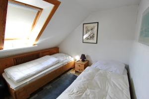 a bedroom with two beds and a window at Lachmöwe in Hörnum