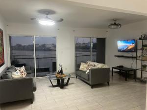 TV a/nebo společenská místnost v ubytování Despierta con Vista al Río, a Pasos de la Zona Colonial