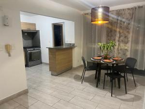 Kuchyň nebo kuchyňský kout v ubytování Despierta con Vista al Río, a Pasos de la Zona Colonial