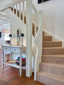 una scala con scrivania e scala di Hus Mewes a Goting