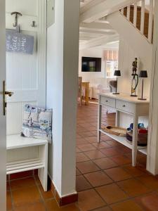 un soggiorno con tavolo e scrivania di Hus Mewes a Goting Altre 6 foto