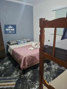 een slaapkamer met twee eenpersoonsbedden en een hemelbed bij Marea Home in Arraial do Cabo +15 foto's