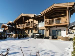 een boomhut in de sneeuw met een oprit bij Salzach Lodge in Piesendorf