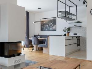 een keuken en woonkamer met een tafel en stoelen bij Doppellodge in Sankt Lorenzen ob Murau