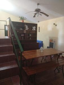 een kamer met een tafel en een trap met een trapleuning bij Refugio Blue Hill I in Villa Cerro Azul