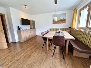 une salle à manger avec une table et des chaises en bois dans l'établissement Schiestl, à Ramsau im Zillertal