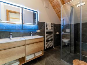 un bagno con lavandino e doccia di Mountain Chalet Alpinchique a Sankt Lorenzen ob Murau Altre 50 foto