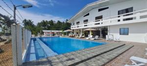 een zwembad voor een gebouw bij Chilly Beach Resort Palawan in Aborlan