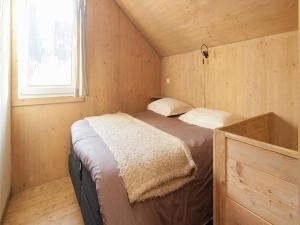 een slaapkamer met een bed in een kleine kamer bij De Berghut in Stadl an der Mur