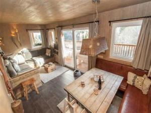 een woonkamer met een tafel en een bank bij De Berghut in Stadl an der Mur