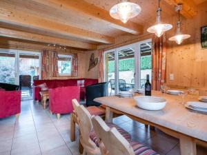 een eetkamer met een grote houten tafel en stoelen bij Baier in Stadl an der Mur